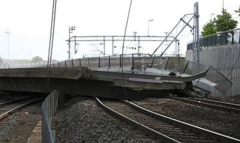 Tidkrevende: Mellom tre og fire tusen tonn betong og armering må fjernes fra skinnegangen før togtrafikken kan gå som normalt på Østfoldbanen.