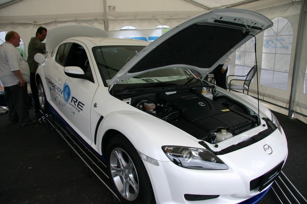 Mazda RX-8 Hydrogen RE ble presentert på ONS. Det er første gang den presenteres for publikum utenfor Japan, og den er klar for å ta ibruk den første hydrogenfyllestasjonen som åpnes i Norge 23. august 2006.