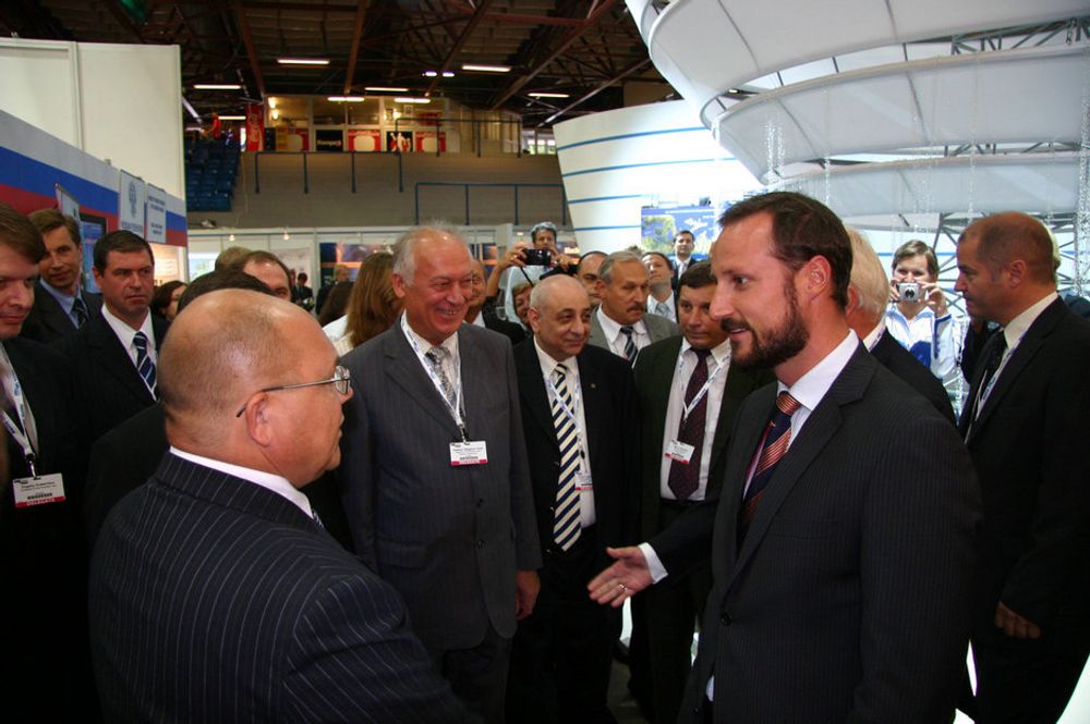 Igor Kirsanov, direktør i russiske Restec tar imot Kronprinsen hos den russiske delegasjonen.