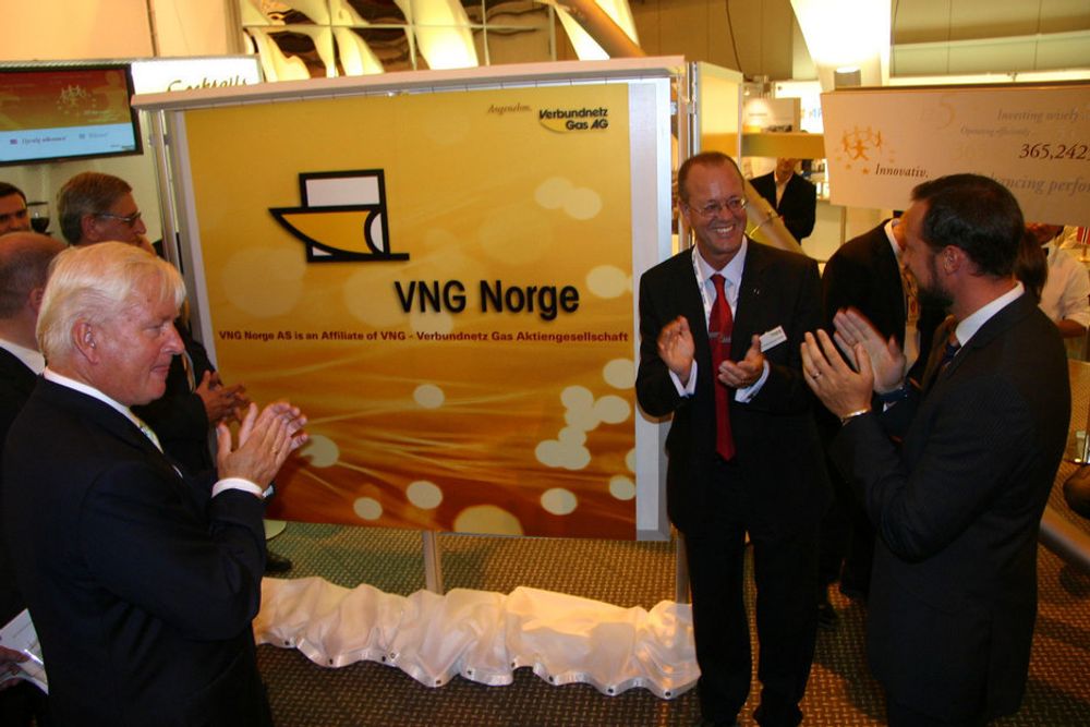 Kronprisen foretok til stor applaus den høytidelige avdukingen av VNG Norge, et datterselskap til det tyske Verbundnetz Gas.