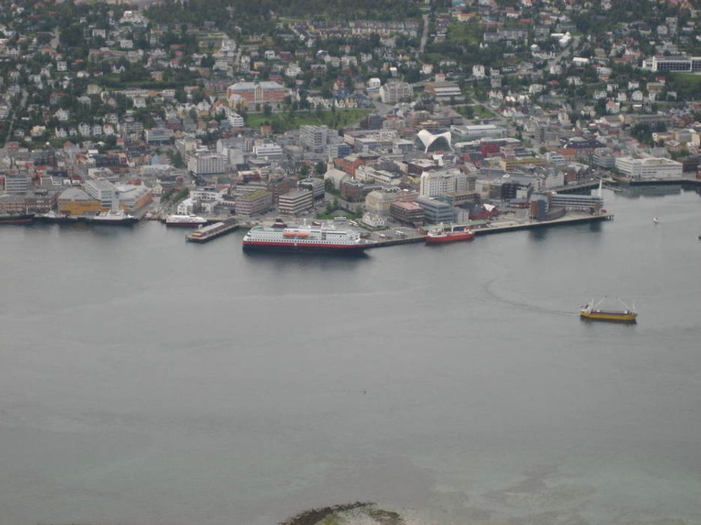 Tromsø er hjemsted for Hurtigruten. Grøtsund og Breivika havn får nå sstøtte av Enova til landstrøm.