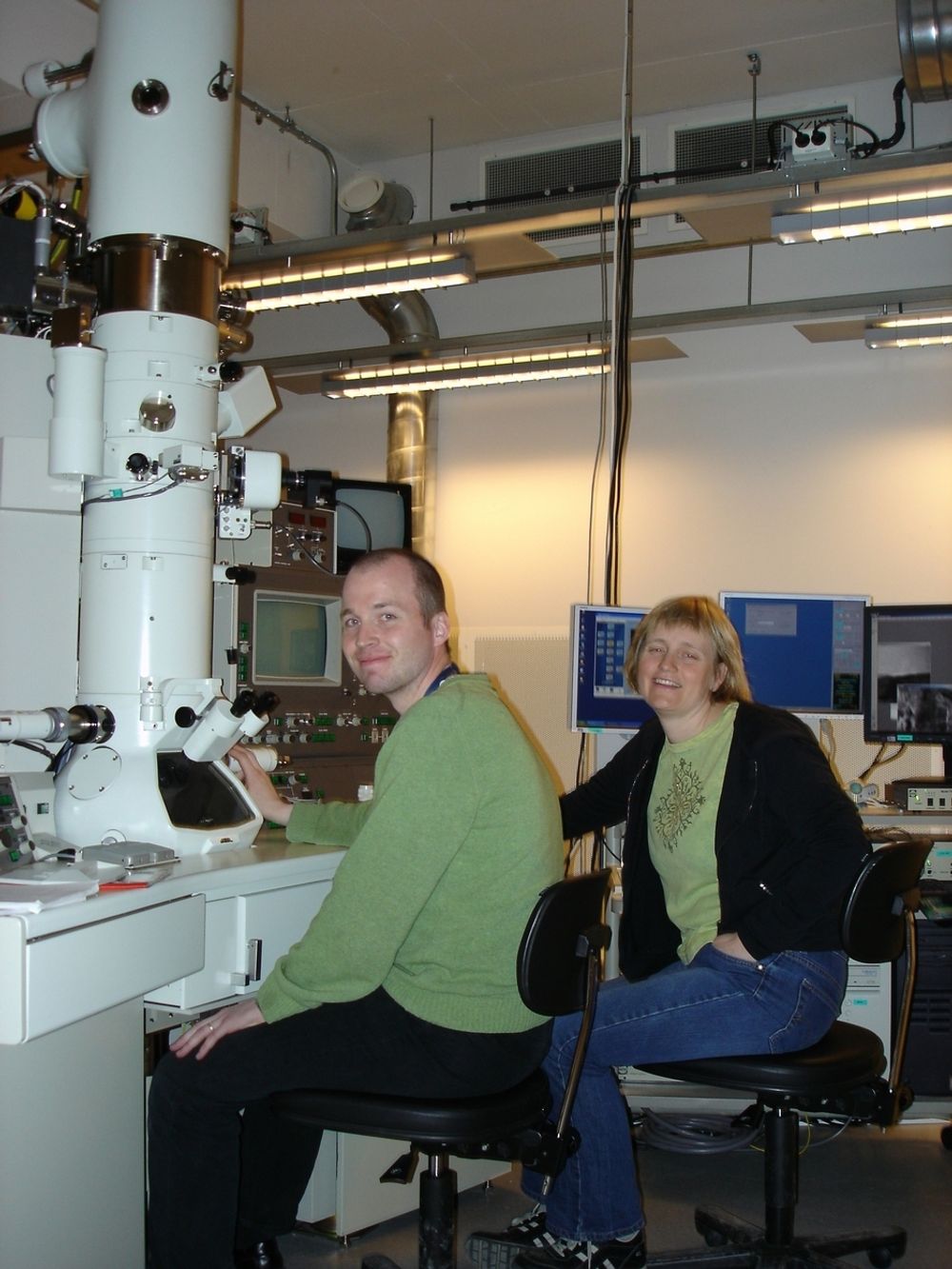 SAMARBEIDER: Gemini-senteret er et samarbeid mellom NTNU og Sintef, her representert ved professor Randi Holmestad, NTNU og forsker Bjørn Steinar Tanem, Sintef.