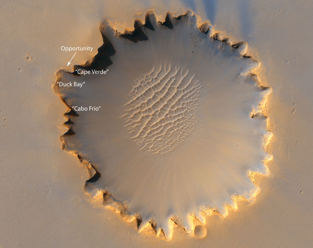Dette bildet er tatt fra en NASA-satellitt som tester et nytt, høyoppløselig kamera. Kameraet har fanget opp roveren Opportunity på kanten av Victoria-krateret nær ekvator på Mars. Krateret er 800 meter i diameter.