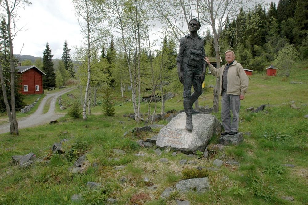 UTGANGSPUNKTET: - Der hvor statuen av Claus Hellberg, en av Rjukanaksjonens sabotører, står, underskrev Sam Eyde på kjøpet av Rjukan Hotel, forteller lokalhistoriker og tidligere laboratoriesjef ved Rjukan Fabrikker, Per Pynten.