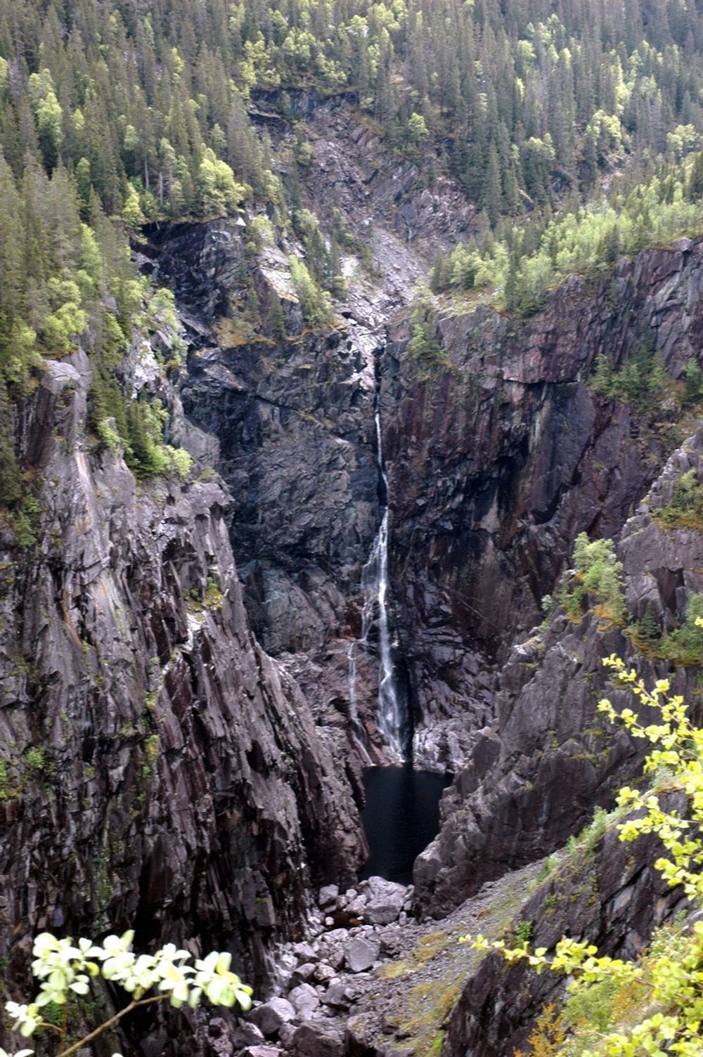 LITE TILBAKE: Den en gang så mektige Rjukanfossen er edusert til en liten bekk. Antall ansatte i Hydro på Rjukan har vært utsatt for samme reduksjon