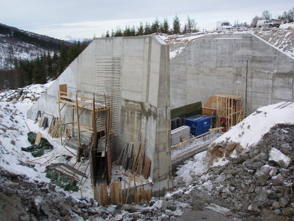 INNTAKET: Inntaksdammen er planlagt som en kombinert fyllingsdam og betongdam. Arbeidet med dammen har pågått kontinuerlig i vinter.FOTO: KJELL OPHEIM