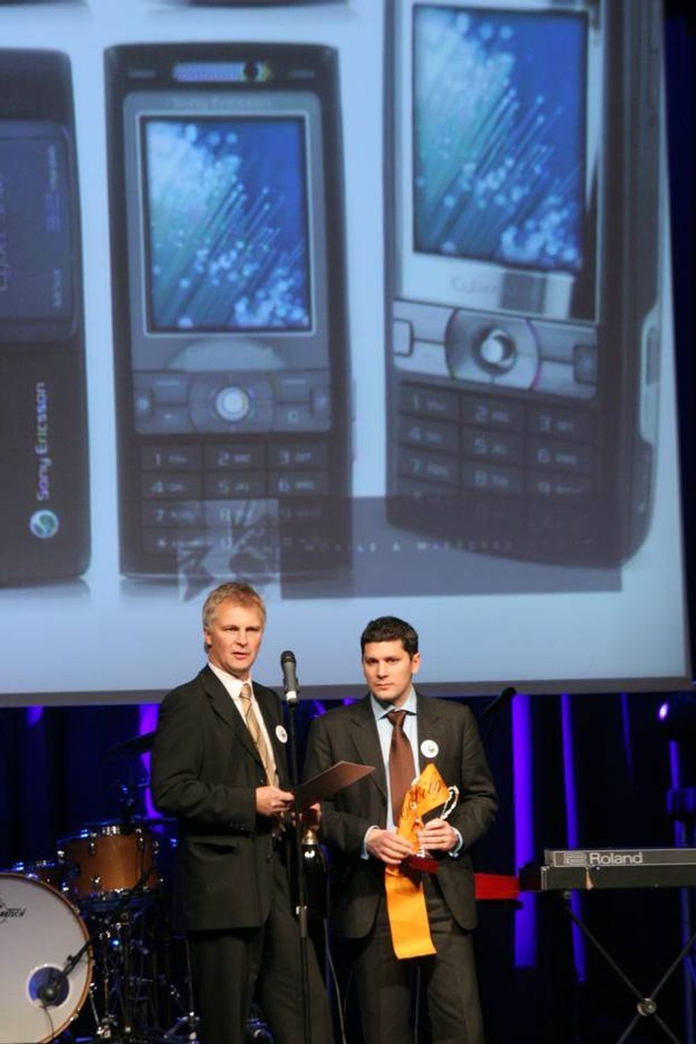 ÅRETS MOBILTELEFON: Sony Ericsson K800i 
Årets Mobil ble stemt frem av en folkejury. Mer enn 10 000 stemmer kom inn til avstemningen over hvilken mobil som er folkets favoritt.