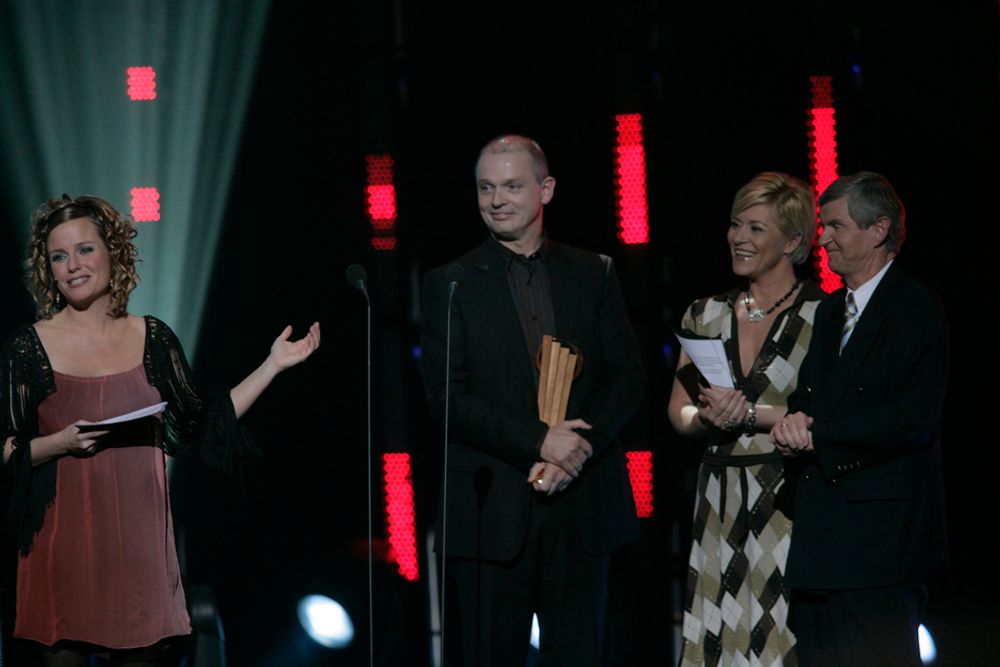 PÅ TOPP: Ståle Kyllingstad (i midten) fikk overrakt prisen som Ernst & Young Entrepreneur of The Year 2006 av Siv Jensen, formann i Frp, og Erik Gudbrandsen, styreleder i Ernst & Young.
