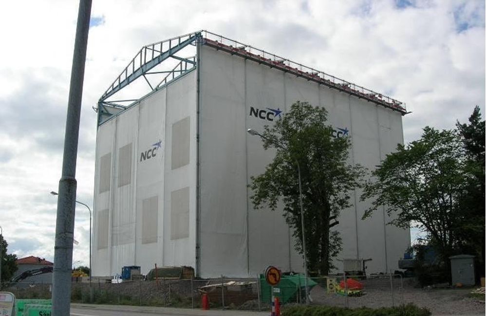 Telt som beksytter montering av flatpakket leilighet fra fabrikk i Hallstahammar, NCC