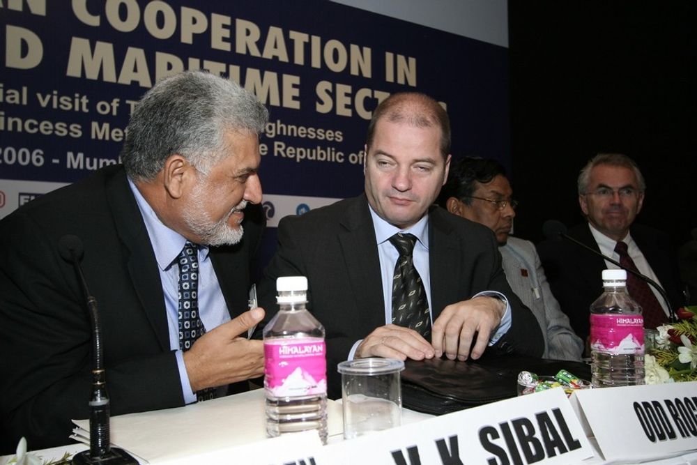 FELLES INRESSER: V.K. Sibal, direktør i det indiske hydrokarbondirektoratet, og Olje- og energiminister Odd Roger Enoksen diskuterer mulig samarbeid.