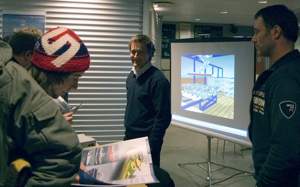 Mange studenter viste interesse for Odim, representert ved Helge Birkeland (i midten), og deres fjernstyringssystem for skip.