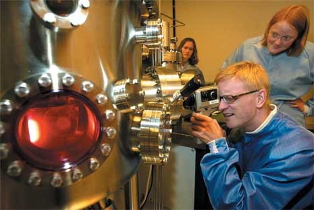 Nanolaboratoriet ved NTNU blir en grunnpillar i masterstudiet i nanoteknologi ved NTNU. Professor Thomas Tybell studerer en prosess i en elektrolyseovn.