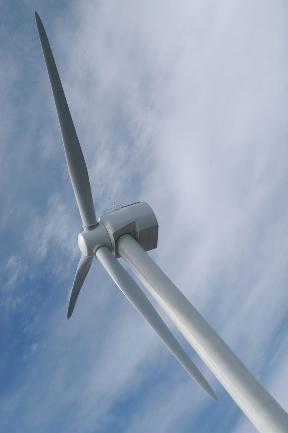 NYE BLADER: Etter en grundig testperiode er det klar for regulær drift av Scanwind-turbinene på Hundhammerfjellet. Bildet viser den første vindturbinen Scanwind satte opp.