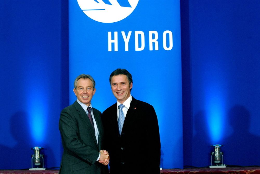 BLUE FOR YOU: Tony Blair og Jens Stoltenberg foran Hydros blå logovegg - samme farge som gassblusset.