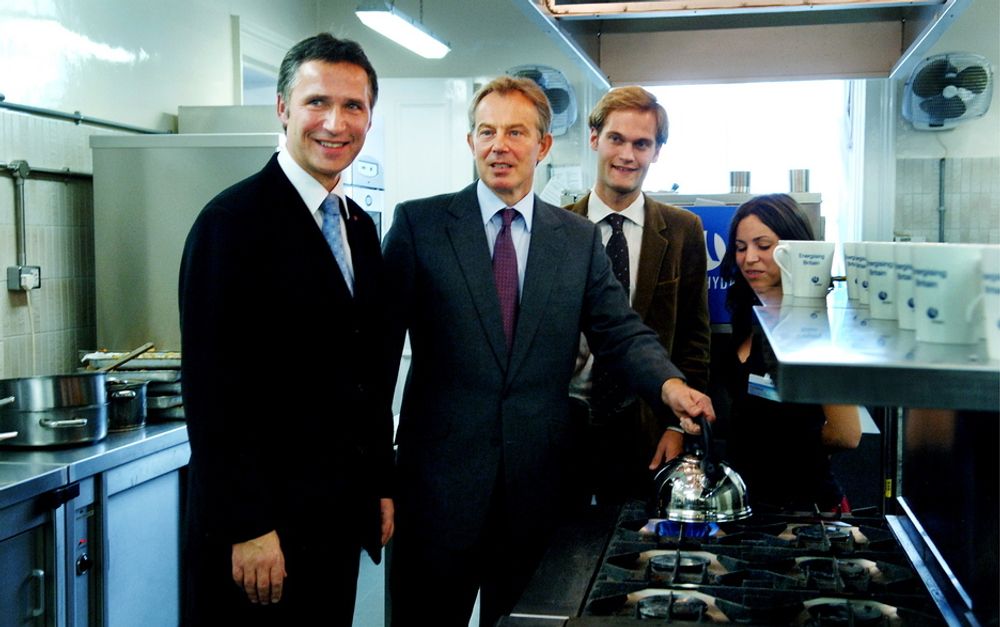 STOLT: Jens Stolteneberg, Tony Blair og to studenter fyrer opp med norsk gass 16. oktober 2006 i London.