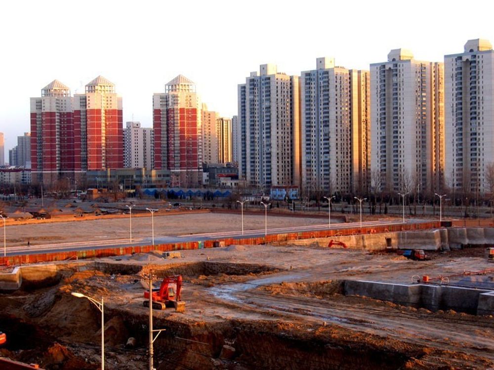 Gamle boligområder med en-etasjes hus rundt en felles åpning, også kjent som hutonger, er revet i stor skala i Beijing de siste årene. Høsten 2005 ble dette området jevnet med jorda og nye skyskrapere og luksusboliger skal skyte i været. Området heter Wang Jing.