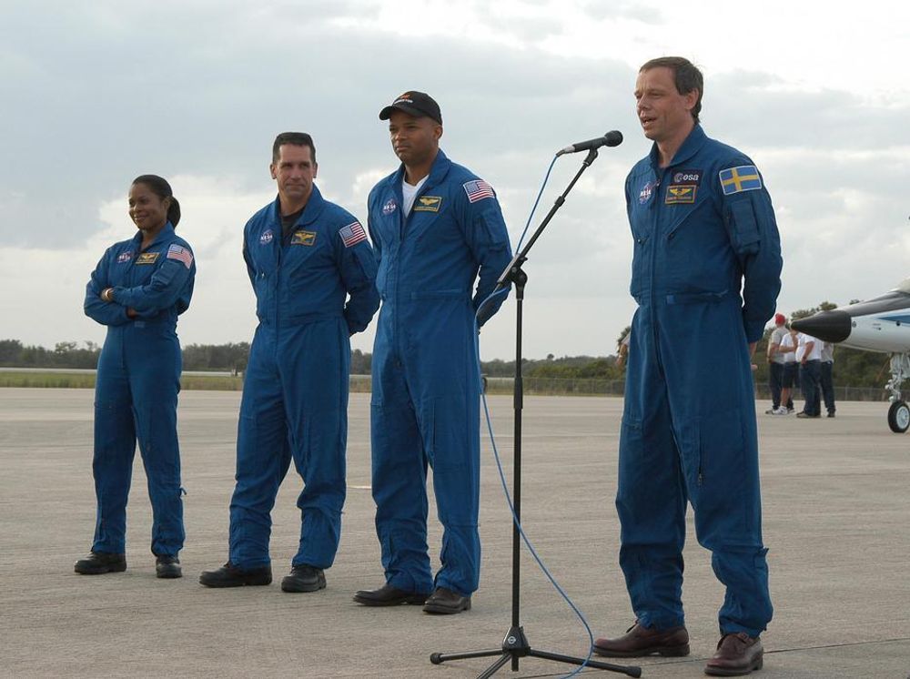 FØR AVGANG: Fire av de syv i STS-116-mannskapet rett etter de ankom NASAs Kennedy Space Center, Florida, for en uke siden. Fra venstre: Joan Higginbotham, William Oefelein, Robert Curbeam og Christer Fuglesang.