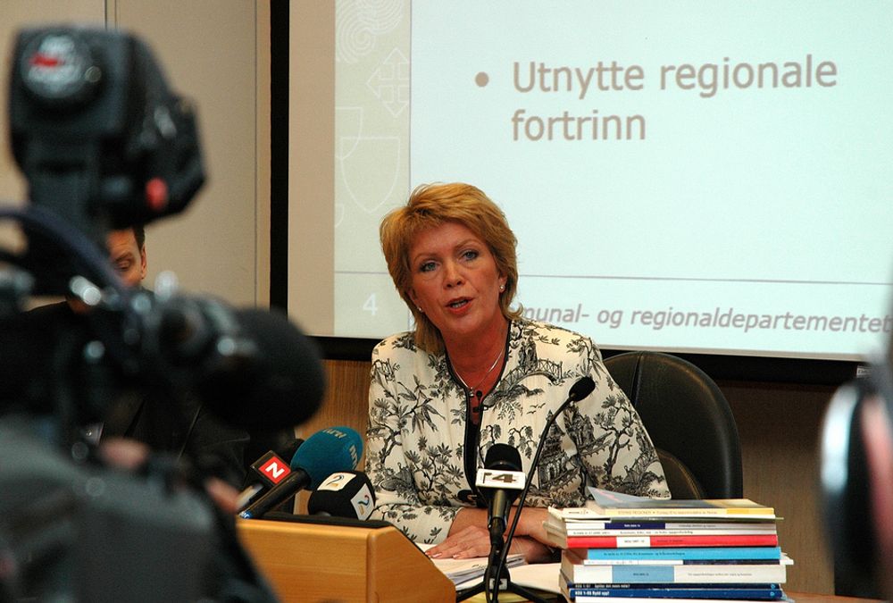 Kommunal og regionalminister Åslaug Haga (sp). På pressekonferansen da St. meld. nr. 12/2006 ble lagt frem.