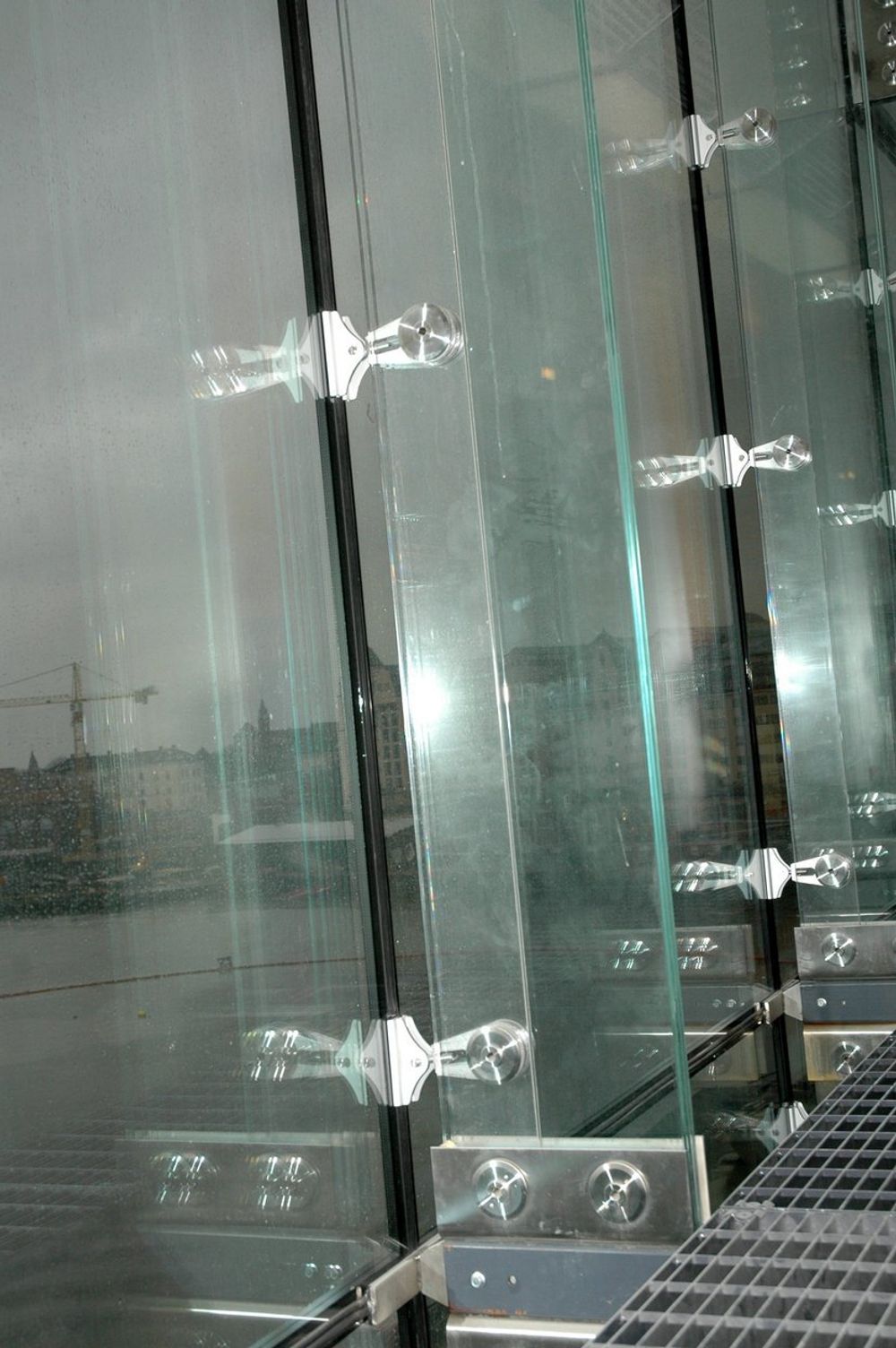 STRUCTURAL GLAZING betyr at ikke bare fasaden er av glass, men også at de bærende bjelkene på innsiden er laget av glass. Deres primære oppgave er å overføre vindlastene til  innfestningspunkter i topp og bunn. 1500 kvadratmeter fasade er laget på denne måten.