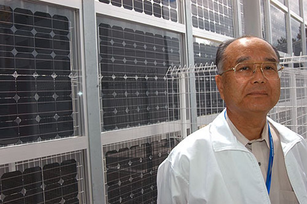 ¿ Vertikalmonterte, dobbeltsidige singelkrystallinske solceller er godt egnet for solkraft året rundt, påpeker direktør Nemoto Hiroshi på NEDOs paviljong på EXPO 2005.