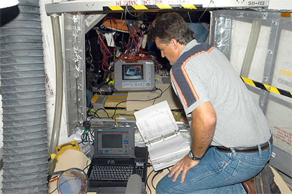 Sjefingeniør Bill Drier hos Nasa utfører tester på kablingen til utstyret på utsiden av romferga og drivstofftankene. Foto: NASA