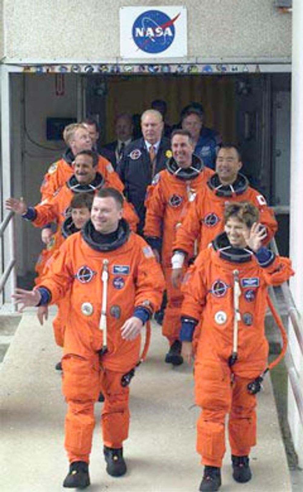 Fartøysjef Eileen Collins (foran t.h.) og resten av mannskapet håper å kunne ta av mot romstasjonen ISS på tirsdag. Foto: NASA