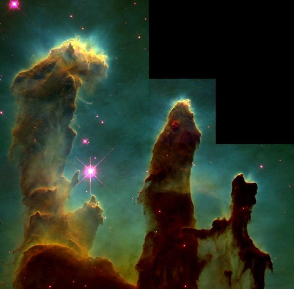 PILLARER: Stjernefødende søyler i ørnetåken - er bildet kalt. Det ble tatt av Hubble 1. april 1995  - altså for 10 år siden. Søylene er svært store - søylen til venstre på bildet er omtrent fire lysår fra topp til tå. Dette tilsvarer avstanden fra sola til den nærmeste stjernen! Tårnstrukturene er søyler av relativt kjølig hydrogengass og støv, og er inkubatorer for nye stjerner.