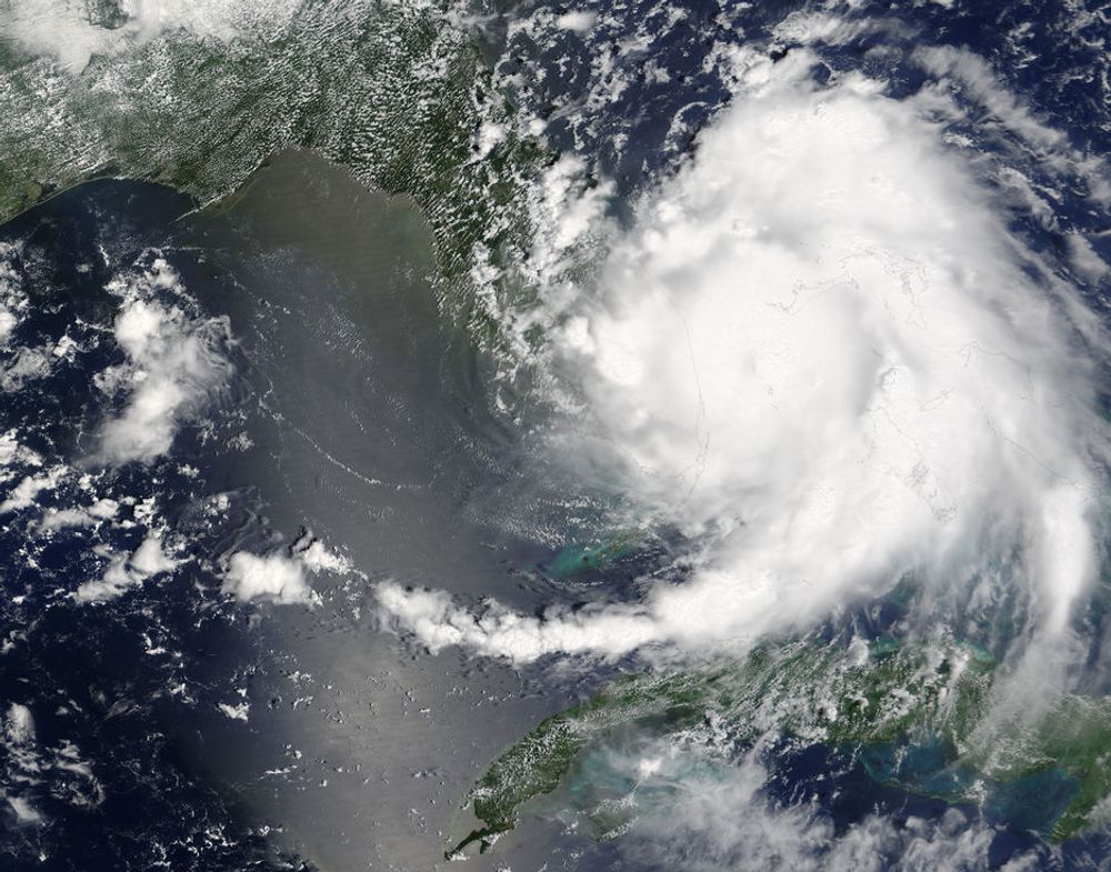 25. august 2005: Bilde fra Moderate Resolution Imaging Spectroradiometer (MODIS) der orkanen Katrina får status som kategori 1.