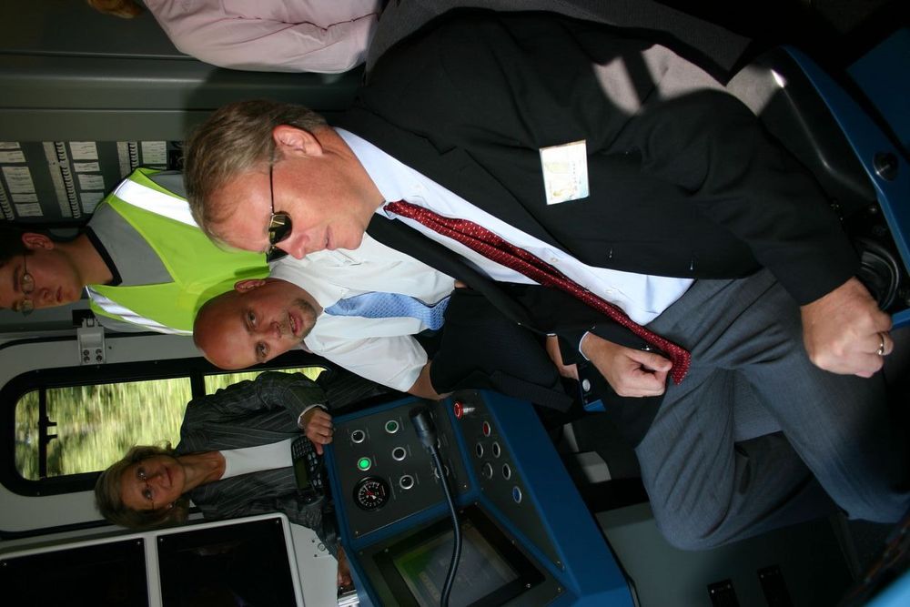 PRØVEKJØRER: Admministrende direktør i Siemens Norge , Per Otto Dyb, fikk prøvekjøre de nye vognene.