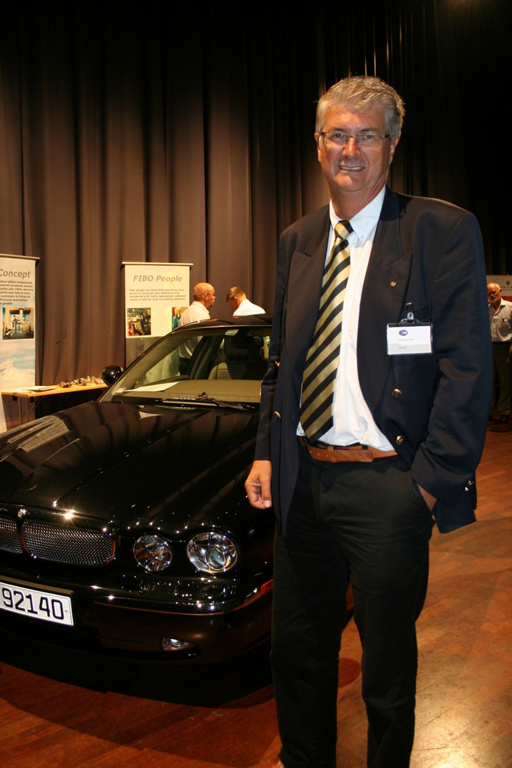 STOLT: Fibo produserer også deler til Jaguar, og tidligere administrerende direktør Einar Sorknes viser stolt frem et eksemplar.