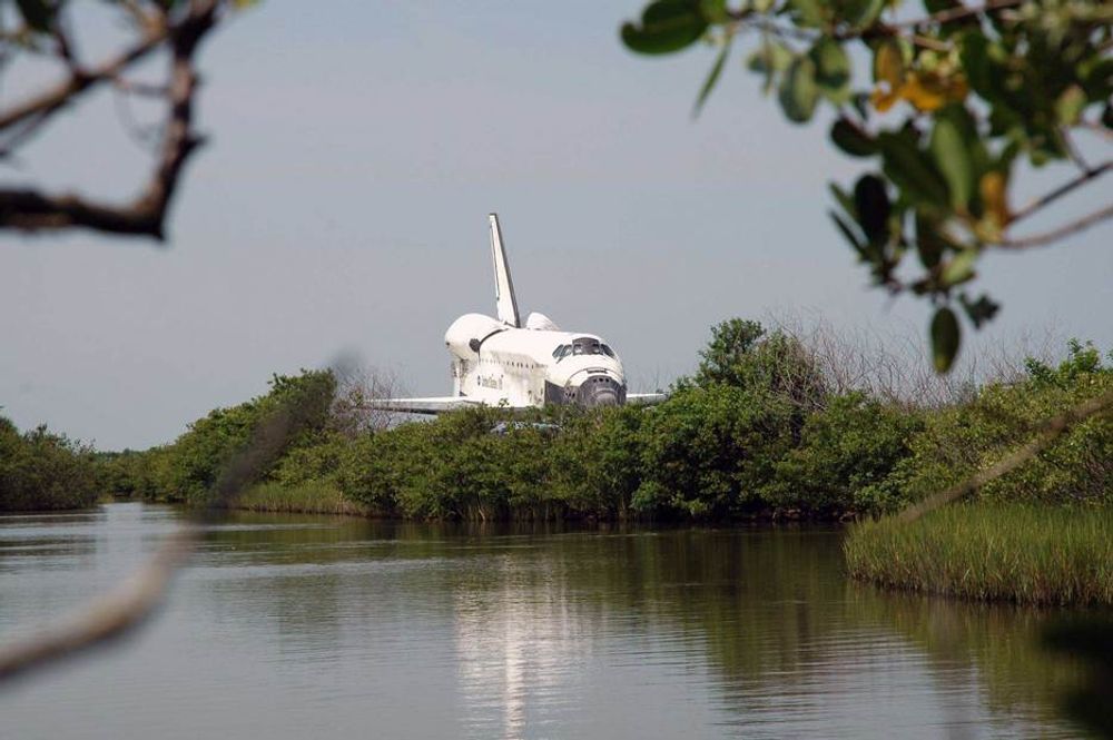 Discovery sett fra Banana Creek mens den blir slept fra NASA Kennedy Space Centers "Shuttle Landing Facility" til "Orbiter Processing Facility" - dvs. der den klargjøres for nye tokt, dersom NASA løser problemene med isolasjon som løsner fra drivstofftankene.