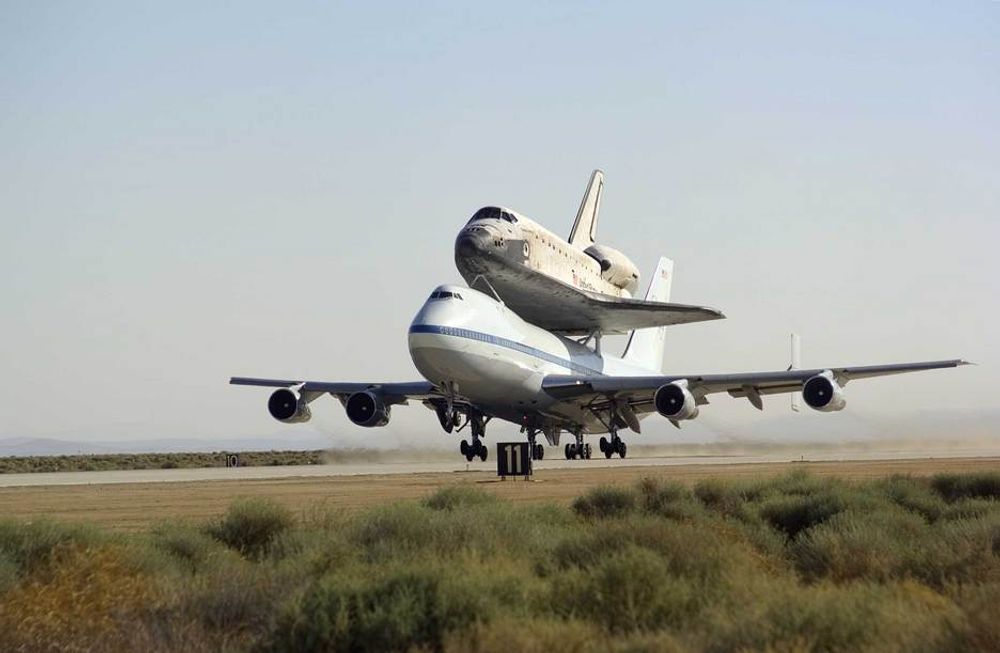 NASAs modifiserte Boeing 747 med Discovery på ryggen tar av fra Edwards Air Force Base på tilbaketuren til Kennedy Space Center i Florida.