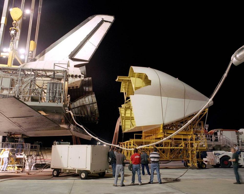 En halekjegle monteres for å gjøre romfergen mer strømlinjeformet under transporten på ryggen av Boeing 747.