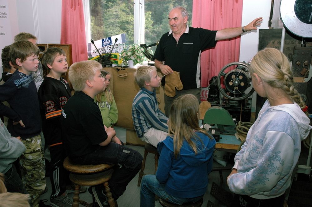 IVRIGE: Skolebarn kommer stadig innom Hydros bedriftekniske samling for å lære. Her forteller Bjørnar Johansen omsekksyingen. Den mest populære arbeidsplassen på Notodden. 90 slike mskiner var i drift.