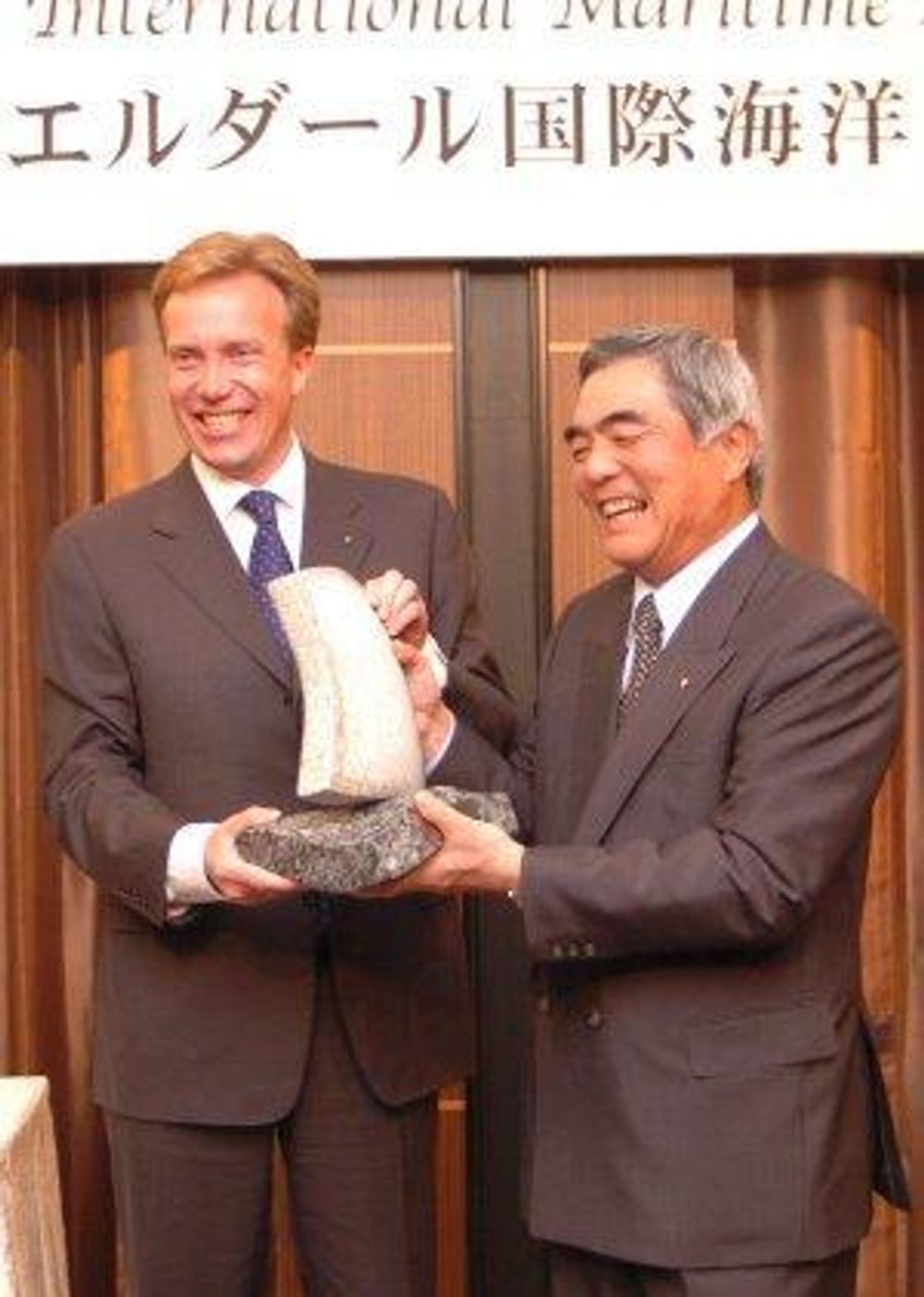 SKIPSSMIL: Nærings- og 
handelsminister Børge Brende sammen med Takao Kusakari, styreformann i NYK Line.