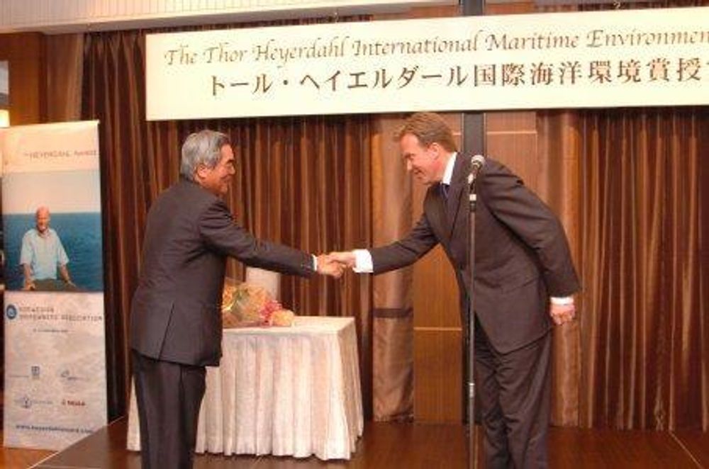 MILJØSKIP: NYK Line får den gjebe Heyerdahl-prisen.  Nærings- og 
handelsminister Børge Brende overrakte prisen til neren, representert NYK Line's styreformann Takao Kusakari.