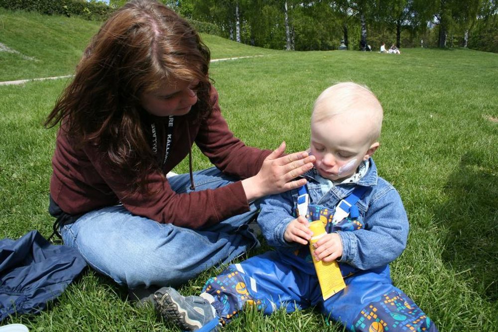MÅ PÅ: Maria Sikström smører inn lille Fredrik Haga med solkrem. Det er ekstra viktig å beskytte barn i solen.