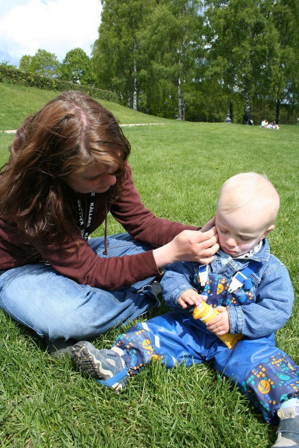 MÅ PÅ: Maria Sikström smører inn lille Fredrik Haga med solkrem. Det er ekstra viktig å beskytte barn i solen.