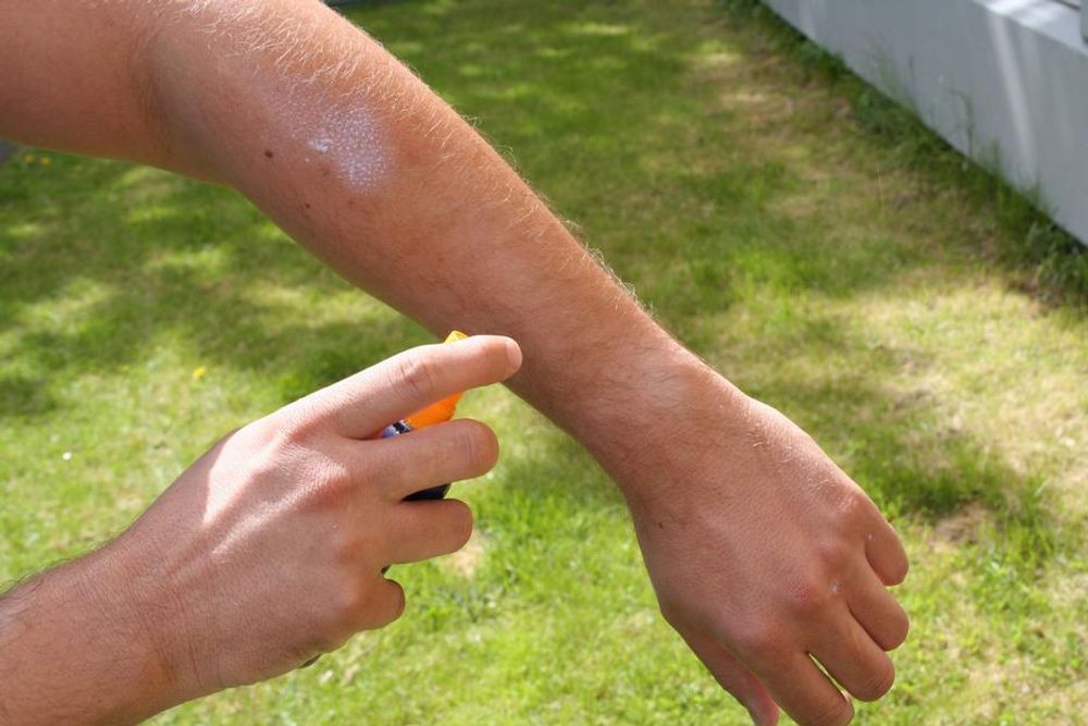 BESKYTTER: En dusj med solkrem beskytter mot solens farlige UV-stråler.