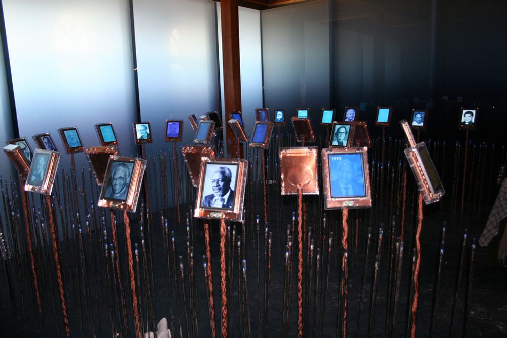 NOBELS HAGE: Samtlige fredsprisvinnere blir presentert i en elektronisk blomst. Arkitekten David Adjaye står bak installasjonen.