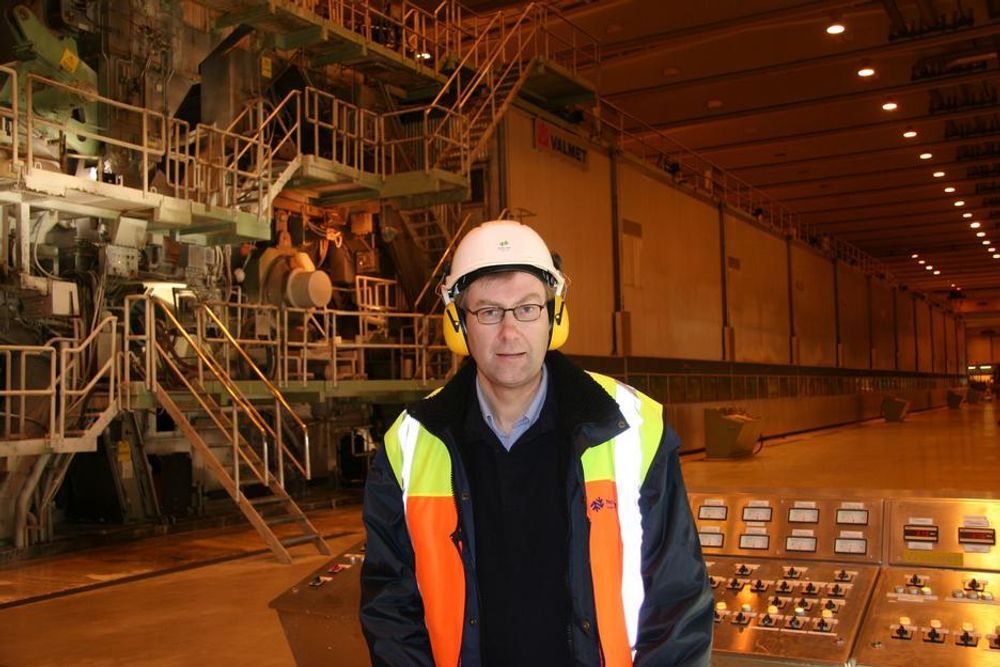 UTSTYR: Selvlysende vest, hjelm og hørselsvern hører med når Erik Sandersen besøker PM 6, den største papirmaskinen på Norske Skog Saugbrugs.