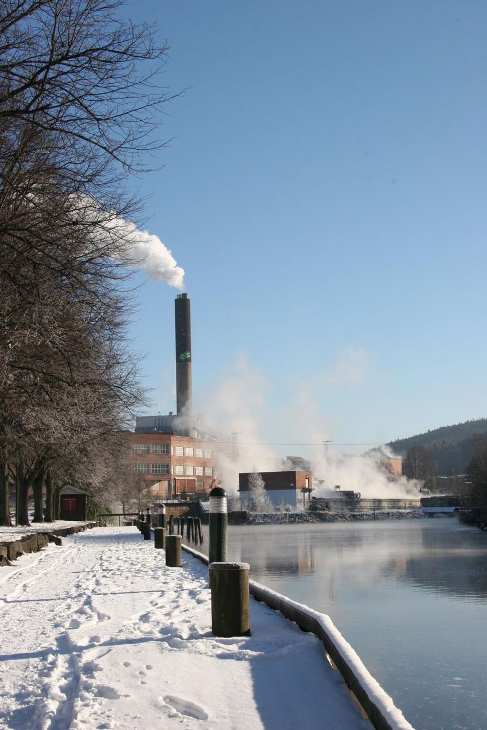 PAPIRFABRIKK: Selv Norske Skogs fabrikkpipe blir vakker en strålende vinterdag.