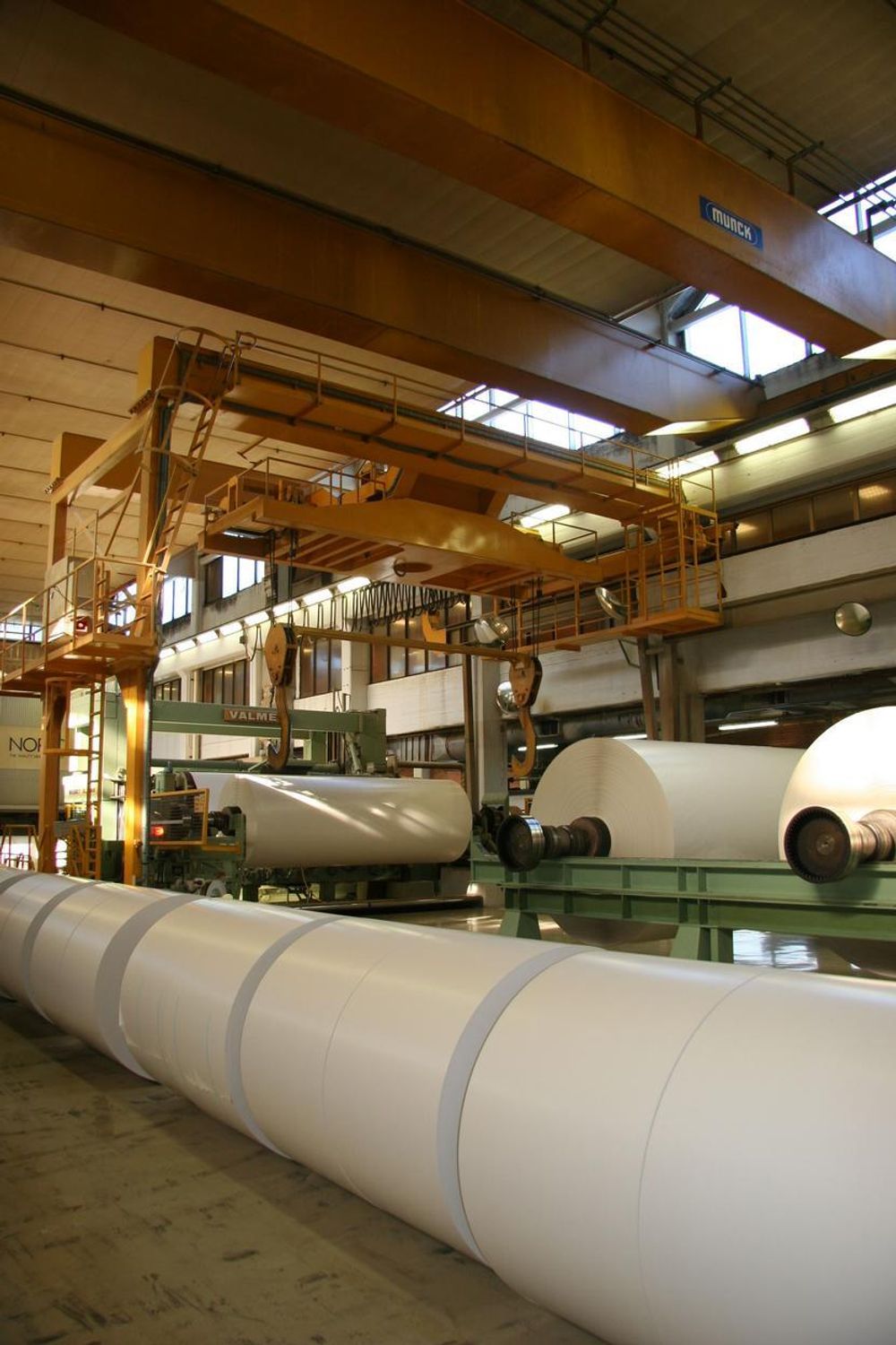 PAPIR: Papirmaskinene hos Norske Skog går for fullt. Herfra sendes magasinpapir til hele verden.