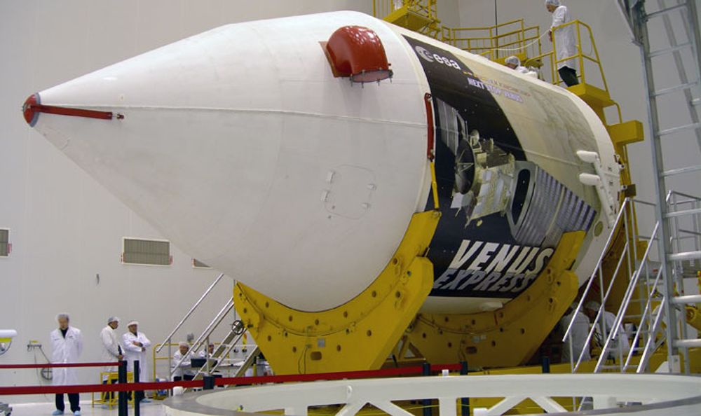 Romsonden Venus Express montert og klar for å fraktes til utskytingsrampen i Kasakstan.