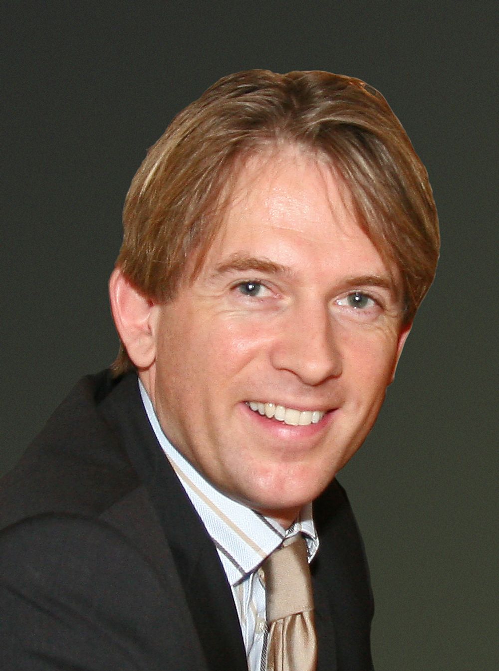 EIVIND ROALD er ny adm. direktør i HP Norge. Han er diplomøkonom fra BI med lang erfaring i teknologisalg fra Accenture. Han har jobbet med HP som kunde siden selskapet fusjonerte med Compaq. I november 2004 ble han salgsdirektør i HP.