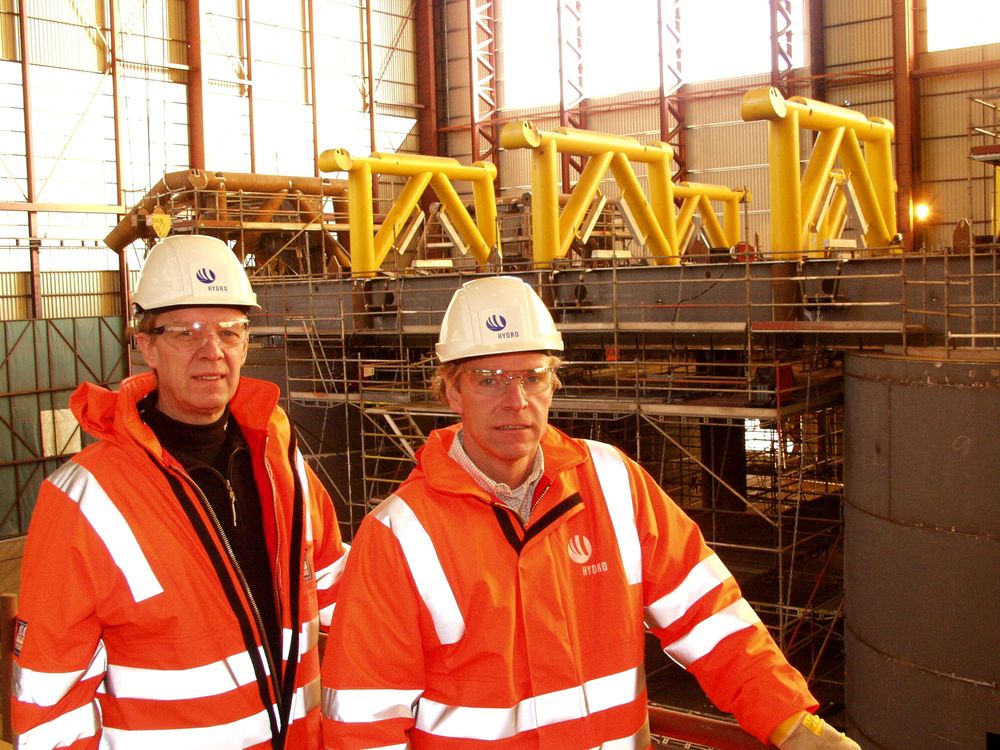 STORE DIMENSJONER: Prosjektingeniør Øyvind Eriksen og prosjektleder Einar Kilde foran bunnramme A. Denne veier 1200 tonn i ferdig stillstand og er 34 x44x 25 meter stor...