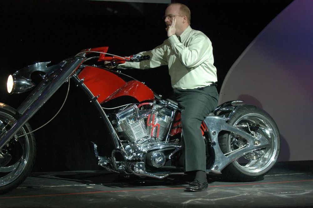 SPESIELL: SolidWorkssjef John McEleny på sin nye spesiallagde motorsykkel fra Orange County Choppers. Deler på sykkelen er designet med  SolidWorks.