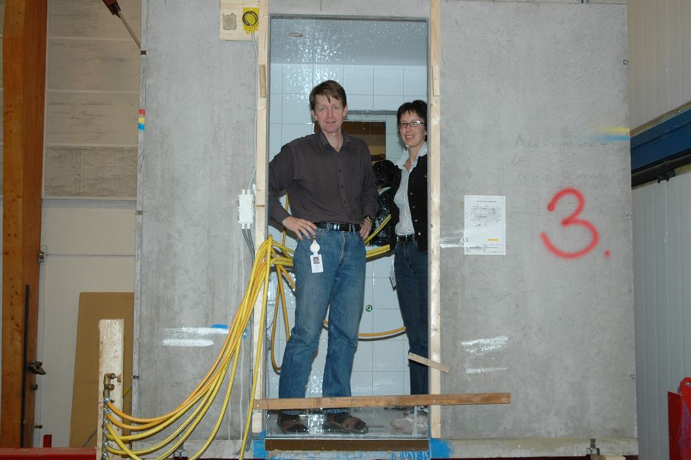 VÅTT: Lars-Erik Fiskum og Ingrid Hole på Byggforsk med et av baderomskabinene som lekker. Produsentene ønsker å levere kvalitet, og retter feil ettersom vi finner dem, sier de to.
