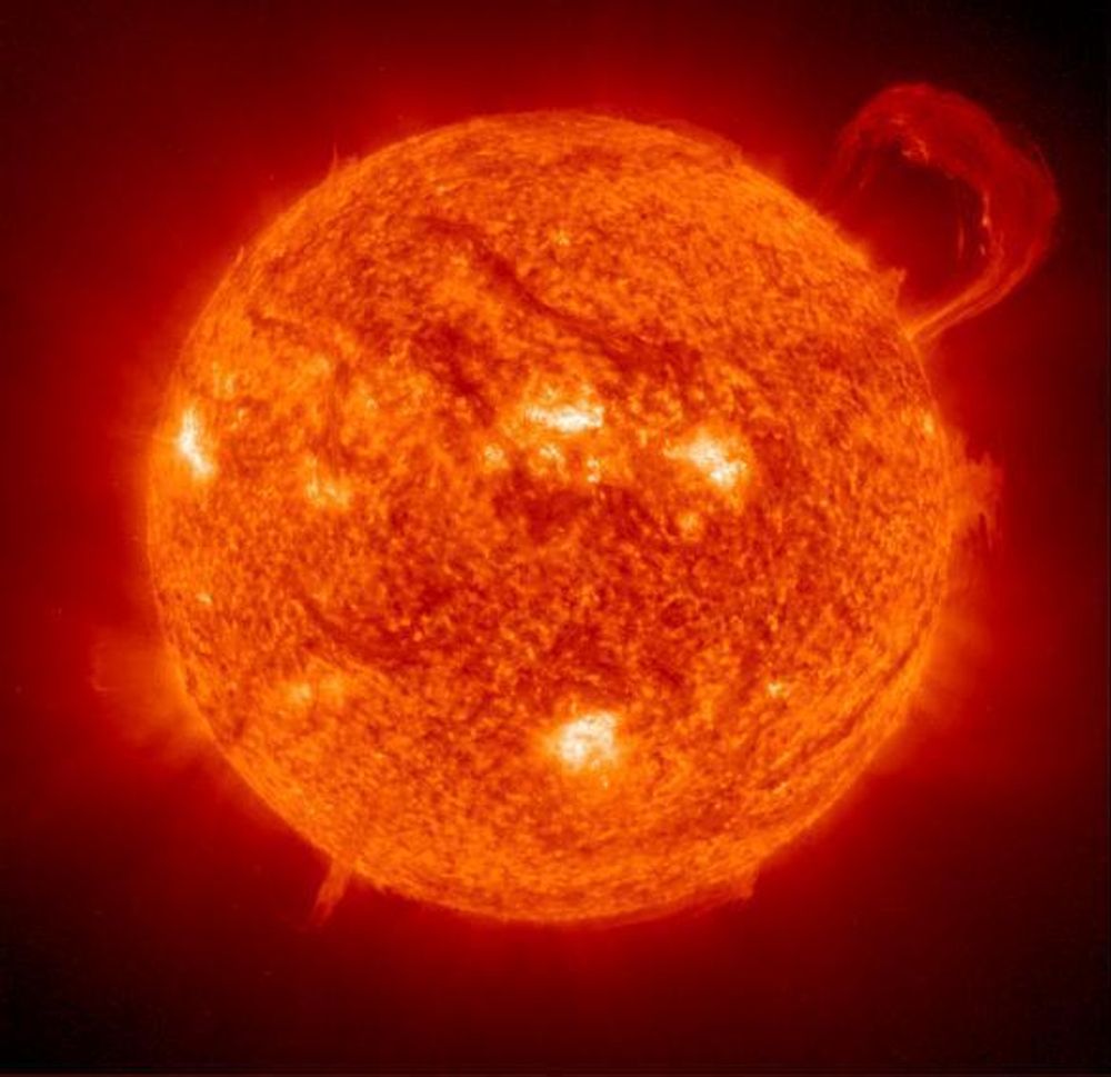 Bilde tatt med Extreme Ultraviolet Imaging Telescope (EIT) som viser en enorm håndtak-formet fremtoning den 14. september 1999. Fremtoningen er en sky av relativt kjølig tett plasma i solas varme og tynne korona.