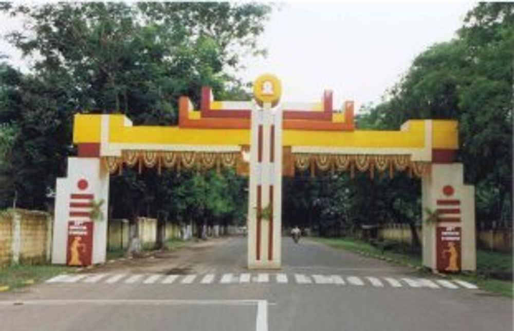 Inngangsparetiet til universitetet Kharagpur likner lite på Gløshaugen. Foto: Universitete i Kharagpur